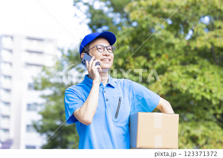 物流 荷物を運ぶドライバー 物流 荷物を運ぶドライバー 123371372