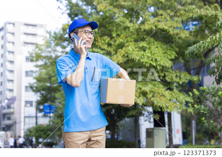 物流 荷物を運ぶドライバー 物流 荷物を運ぶドライバー 123371373