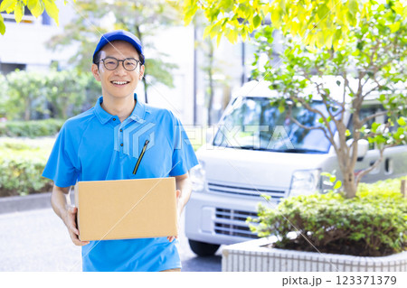 物流　荷物を運ぶドライバー 123371379