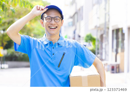 物流　荷物を運ぶドライバー 123371469