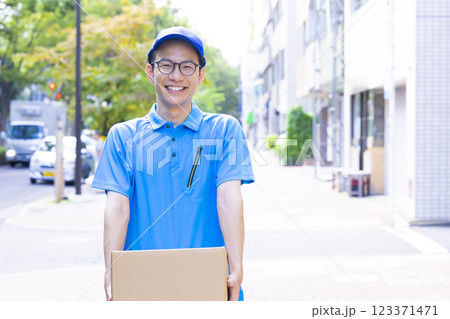 物流　荷物を運ぶドライバー 123371471