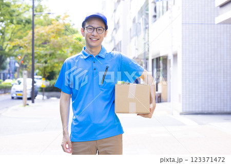 物流　荷物を運ぶドライバー 123371472