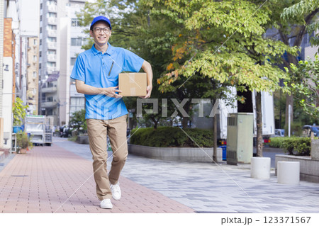 物流 荷物を運ぶドライバー 物流 荷物を運ぶドライバー 123371567