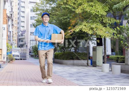 物流 荷物を運ぶドライバー 物流 荷物を運ぶドライバー 123371569