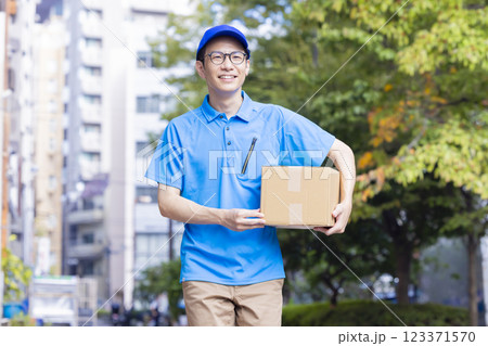 物流 荷物を運ぶドライバー 物流 荷物を運ぶドライバー 123371570