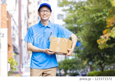 物流　荷物を運ぶドライバー 123371572