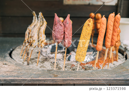 テイクアウト用のお土産物のお店 123371598