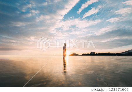 夕日を眺める人 123371605