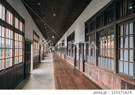 古い木造校舎 123371624