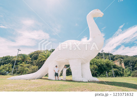 巨大な恐竜モニュメント 123371632