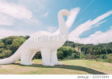 巨大な恐竜モニュメント 123371645