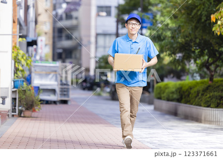 物流　荷物を運ぶドライバー 123371661