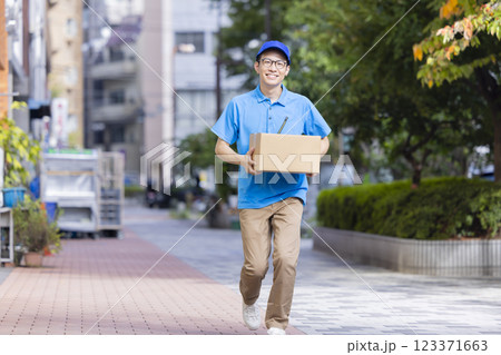 物流　荷物を運ぶドライバー 123371663