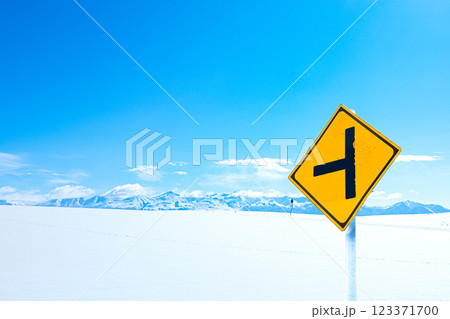 爽やかな青空と雪原とT字路の標識があるイメージ風景 爽やかな青空と雪原とT字路の標識があるイメージ風景 123371700