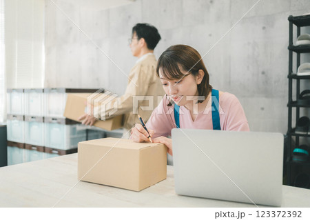 ECサイト運営 123372392