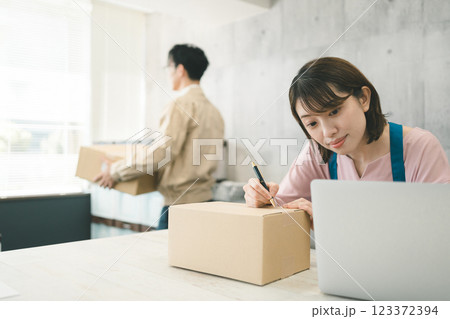 ECサイト運営 123372394