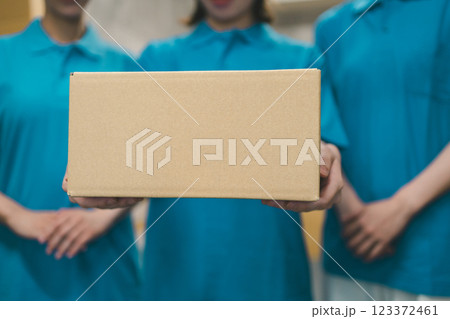 荷物を預かる宅配業者 荷物を預かる宅配業者 123372461