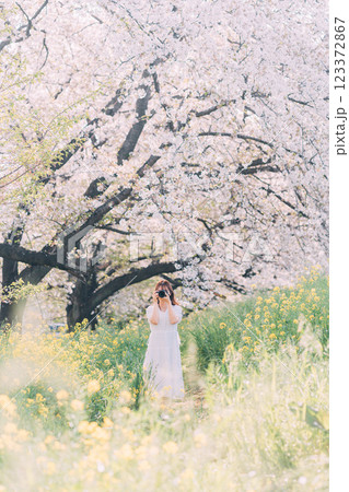 春の公園で菜の花を撮る女性 春の公園で菜の花を撮る女性 123372867