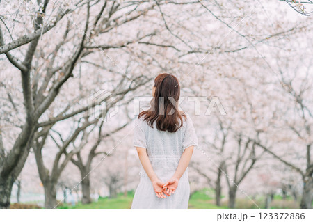 桜と若い女性 123372886