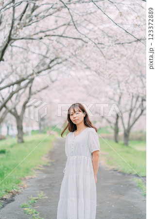 桜と若い女性 123372889