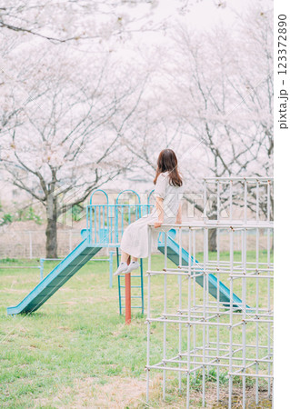 桜と若い女性 桜と若い女性 123372890