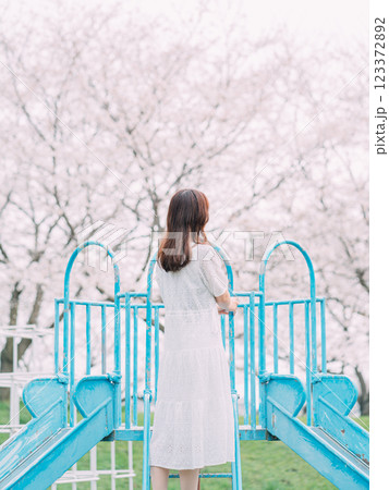 桜と若い女性 桜と若い女性 123372892