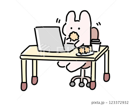 パソコン作業をしながらおかしを食べるうさぎ パソコン作業をしながらおかしを食べるうさぎ 123372932