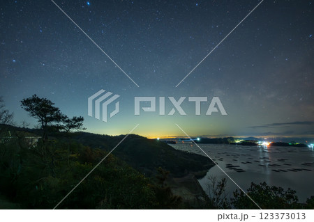 日本の岡山県の美しい海に浮かぶ星空 123373013