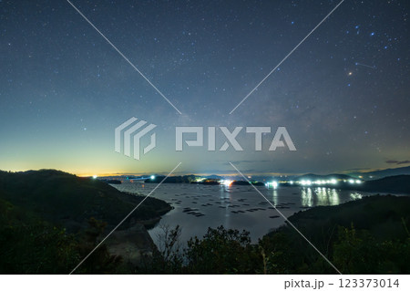 日本の岡山県の美しい海に浮かぶ星空 123373014