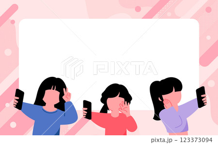 z世代・10代高校生の自撮りしている三人のスマホセルフィーのタイトルフレーム_sns・動画配信 123373094