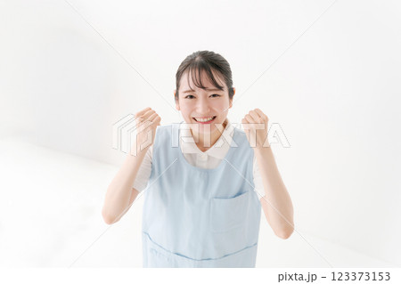 ガッツポーズをする介護士 ガッツポーズをする介護士 123373153