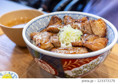 日本の岡山県岡山市で食べたとても美味しい豚丼 123373170