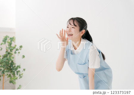 エプロンの介護士 エプロンの介護士 123373197