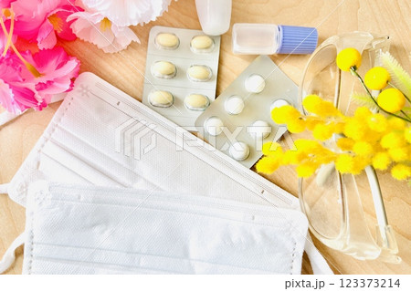 花粉症のイメージとマスクと薬 123373214