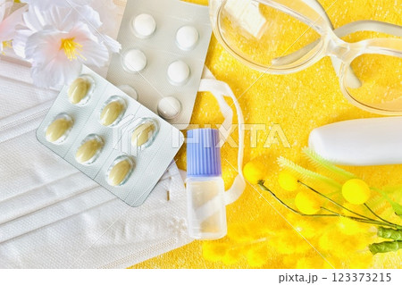 花粉症のイメージとマスクと薬 123373215