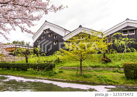 京都伏見の酒蔵 日本三大酒どころ 酒蔵巡り 日本酒スポット 伏見疏水の風景 京都の観光スポット 京都伏見の酒蔵 日本三大酒どころ 酒蔵巡り 日本酒スポット 伏見疏水の風景 京都の観光スポット 123373472