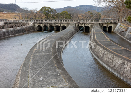 日本の岡山県倉敷市の酒津公園の美しい水路の風景 123373584