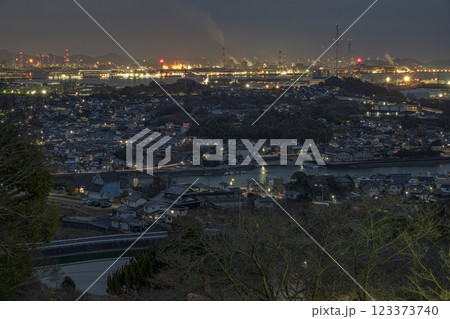 日本の岡山県倉敷市玉島の美しい夜景 123373740