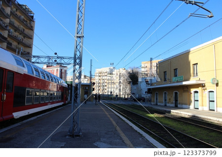 イタリア　バーリ南西駅のプラットホーム 123373799