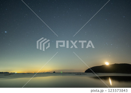 日本の岡山県瀬戸内市のとても美しい星空	 123373843