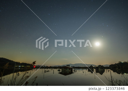 日本の岡山県瀬戸内市のとても美しい星空	 123373846