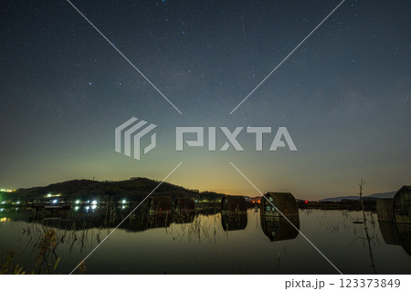 日本の岡山県瀬戸内市のとても美しい星空	 123373849