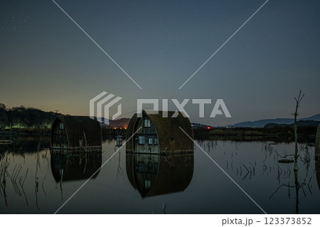 日本の岡山県瀬戸内市のとても美しい星空	 123373852