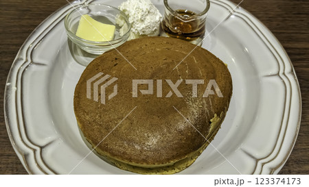 シンプルなパンケーキ シンプルなパンケーキ 123374173