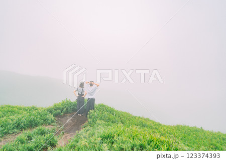 濃霧の阿蘇を観光するカップル 123374393