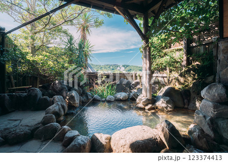 別府温泉の露天風呂と青空 別府温泉の露天風呂と青空 123374413