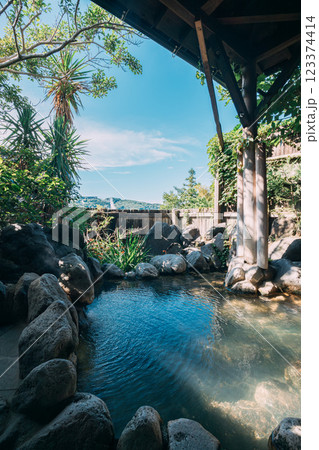 別府温泉の露天風呂と青空 123374414