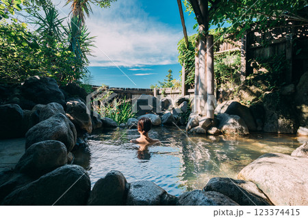 のんびり露天風呂に入る若い女性 のんびり露天風呂に入る若い女性 123374415