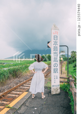 日本最南端の駅　大山駅と女性 123374440