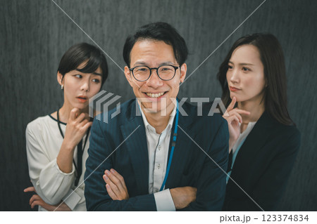 周りの評価を気にしない上司 123374834